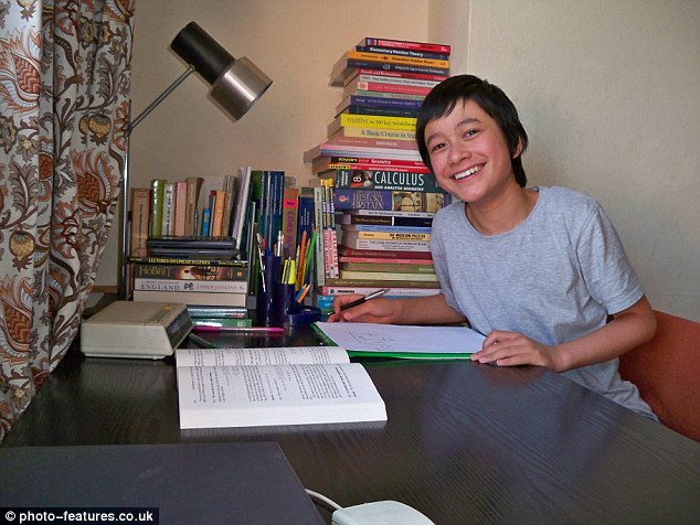 英国14岁天才少年受聘大学 被称“人工计算器”